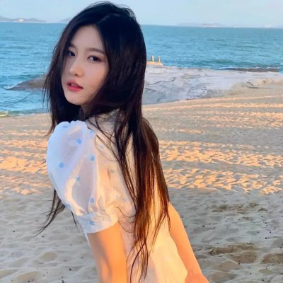 与一位女士合影
